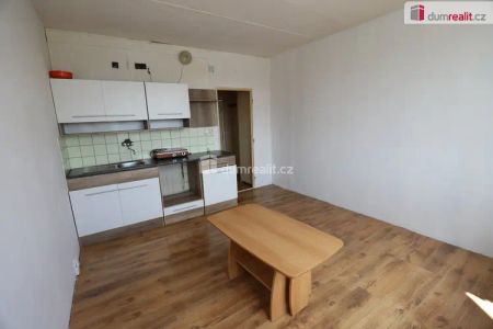 Útulná slunná garsonka (1+kk) ve třetím patře panelového domu s výtahem v Tachově - Photo 2