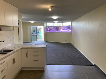 4 bedroom home in Liberton! - Photo 2