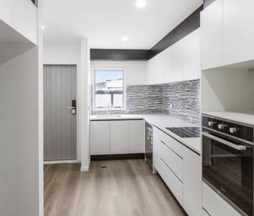 Modern 3 bedroom townhouse with water views in quiet cul-de-sac! - Photo 5