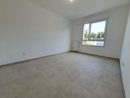 Location Appartement 3 pièces 66m² MARSEILLE 14ème - Photo 4