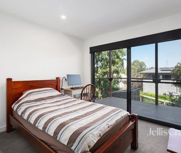 The essence of Eltham - Photo 5