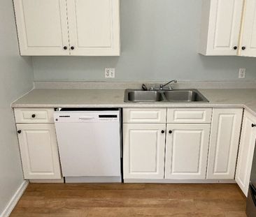 323 Saunders Street – B - Photo 6