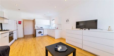 3 Bedroom, 2 bath, 1 reception Flat - Photo 4