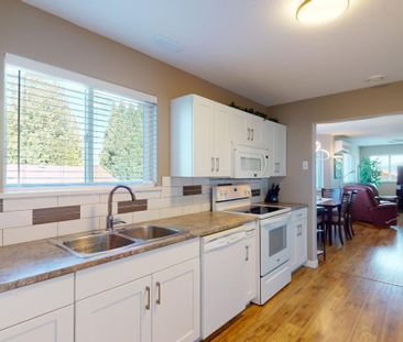 3-Bedroom & 2 Bath lower unit (Powell River) - Photo 2
