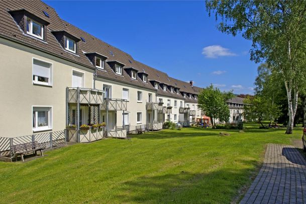 Gut geschnittene 2-Zimmer-Wohnung im Dachgeschoss mit neuem Badezimmer in Hagen Eilperfeld! - Photo 1