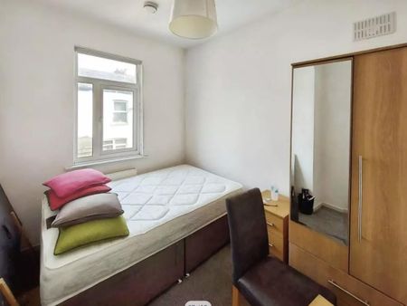 4 bedroom apartment to rent - Photo 2