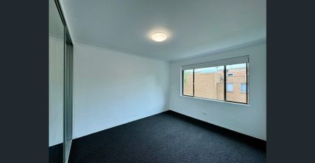 Upgraded Top Floor Apartment with Balcony & LUG! - Photo 3