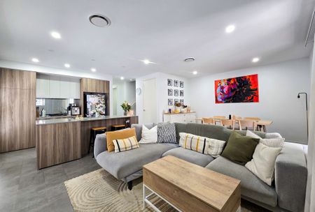 Stylish Townhouse in the Prestigious Willowdale Estate - Photo 2