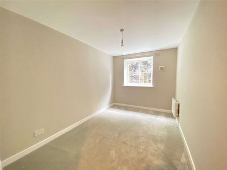 A contemporary apartment forming part of a modern development set in vibrant Crawley. - Photo 2