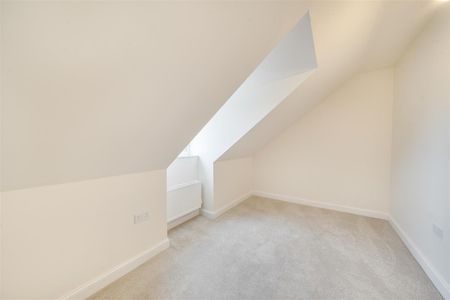4 Bedroom House - Terraced - Photo 2