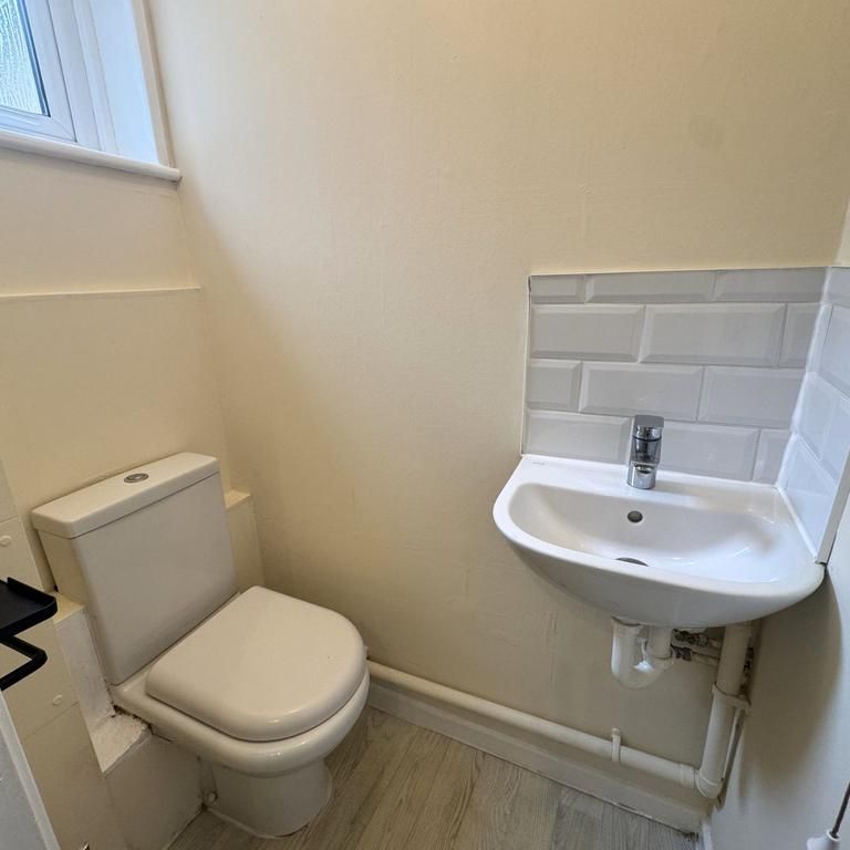 3 bedroom end of terrace house to rent - Photo 1