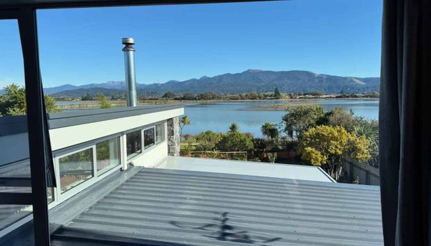 Beautifully renovated 2-bedroom – breathtaking views! - Photo 1