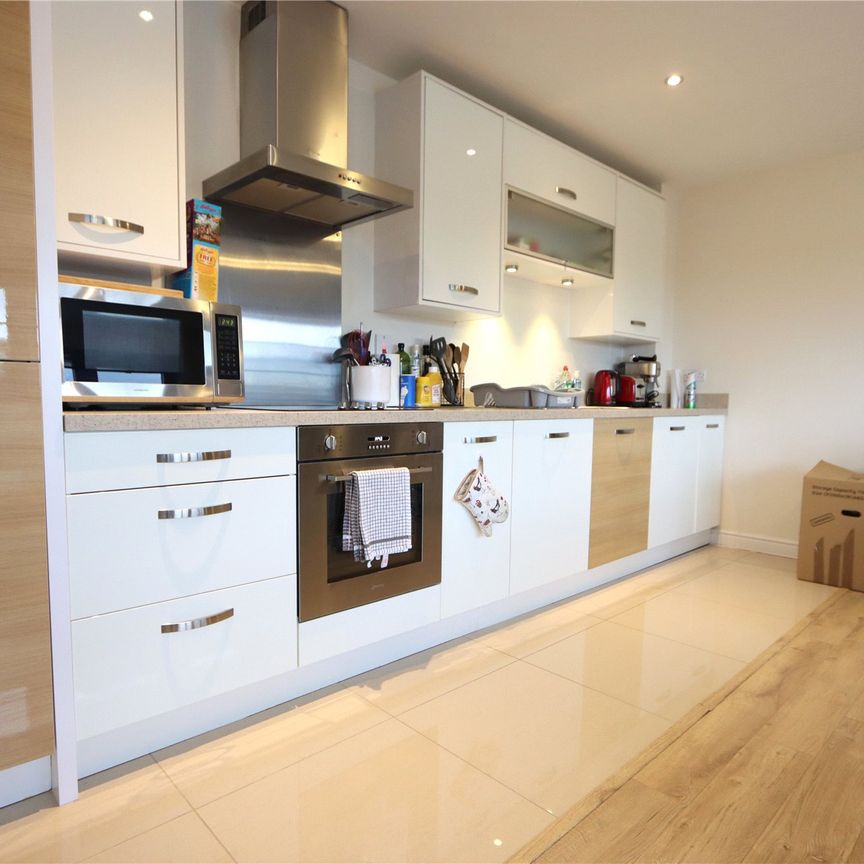 2 bedroom Flat in Kestrel Road, Farnborough - Photo 1