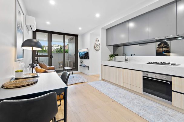 Stunning fully furnished Claremont St. apartment. - Photo 1