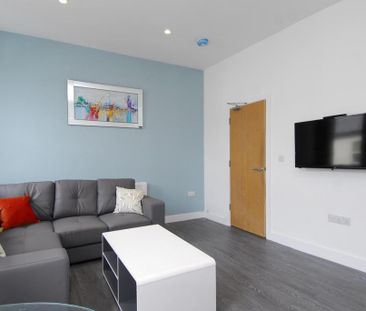 4 bedroom flat to rent - Photo 2