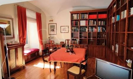 Prati-Cavour: Spacious, renovated 2 bedroom, 2 bath. Bright, silent, near all shops, services, metro and walking distance to historical center. Pleasantly furnished apartment in well-kept building with doorman. rif#2384 - Photo 5