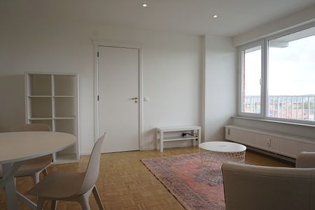 Lichtrijk, gerenoveerd en gemeubeld appartement nabij station - Photo 5