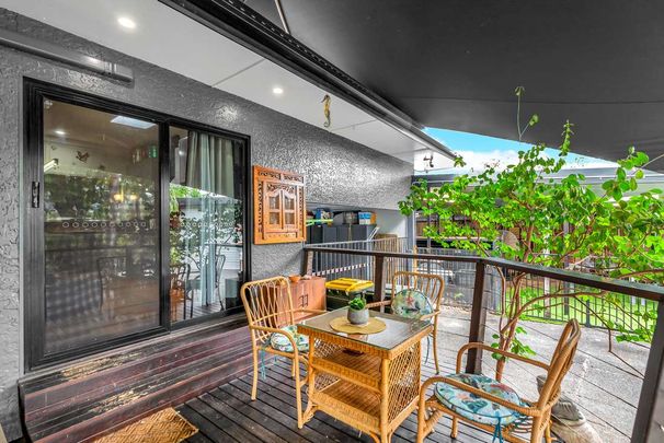 Lovely Quaint Convenient Home with Huge Pool! - Photo 1