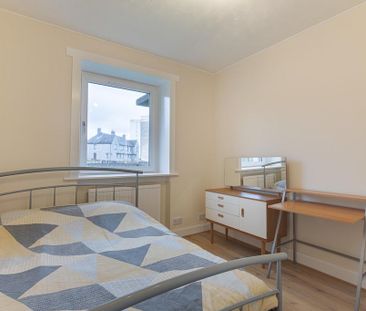 3 bedroom flat to rent - Photo 3