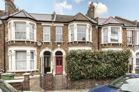 A charming Victorian two bedroom ground floor garden flat, located in the heart of Hither Green - Photo 3