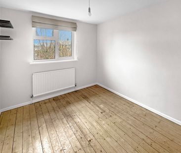 A three bedroom mid-terrace house with a private garden and a garag... - Photo 5