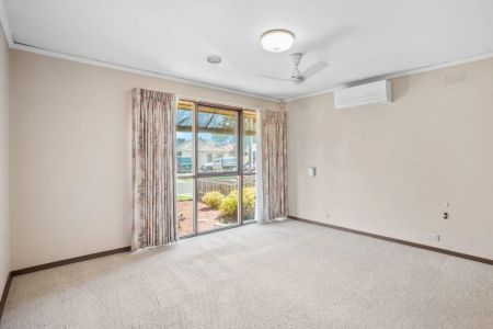 Spacious Family Living in a Prime Werribee Location - Photo 3