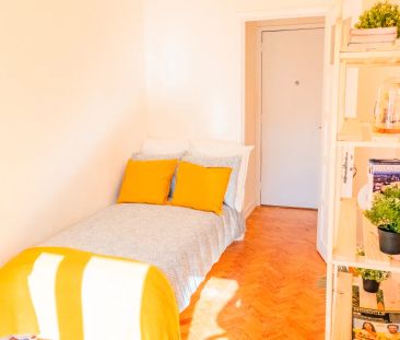 Rooms for rent in 7-bedroom apartment in Areeiro - Photo 4