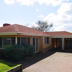 4 x 2 Family Home in Waikiki - Photo 3