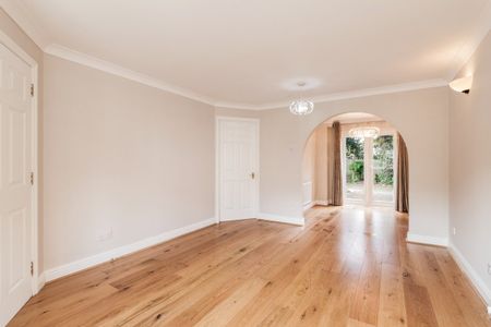 Queens Ride, Crowthorne, RG45 - Photo 2