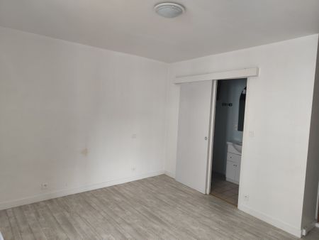 Location Appartement 2 pièces 27m² SABLE SUR SARTHE 72300 - Photo 2