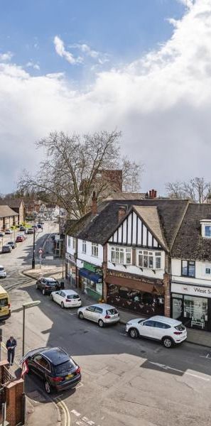 41B Station Road, West Byfleet, Surrey, KT14 - Photo 2