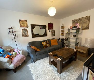 3 bedroom Semi-Detached House to let - Photo 3