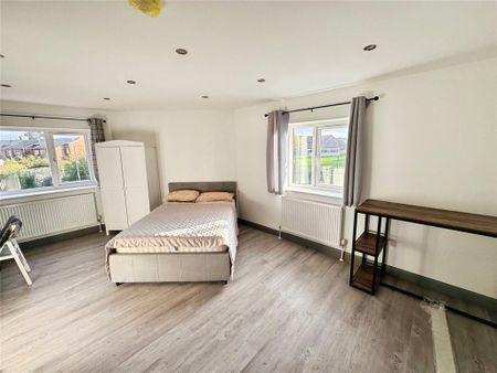 1 bedroom in a house share to rent - Photo 2