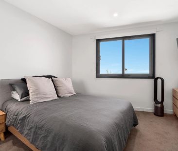 Contemporary convenience in a vibrant setting - Photo 6