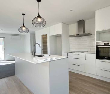 Brand New 4 BEdroom, double garage home in Lincoln - Photo 2