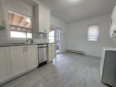 For Lease - 2143 Gerrard Street Unit# Main Fl, Toronto, Ontario - Photo 4
