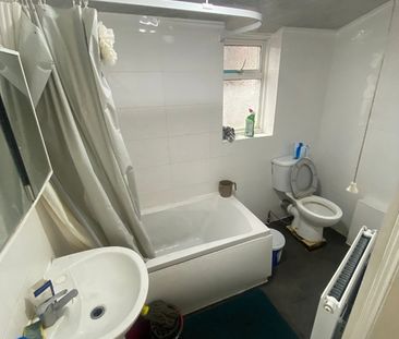 Room in a Shared House, Katherine Road, E6 - Photo 3