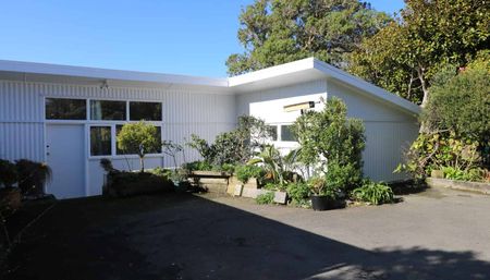 2 Bedroom Warm Quality property in Khandallah, Welliington - Photo 2