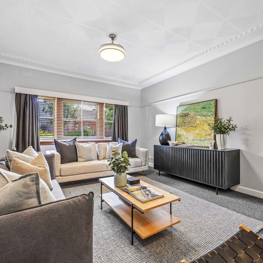 Beautiful Brick Veneer Home In Peaceful Locale. - Photo 1