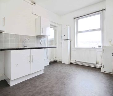 Ground Floor Flat, 48 Eastcott Hill, Swindon, SN1 - Photo 3