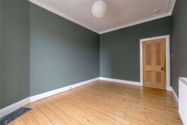 A bright and spacious, two bed, first floor apartment located in the Leith area of Edinburgh. - Photo 1