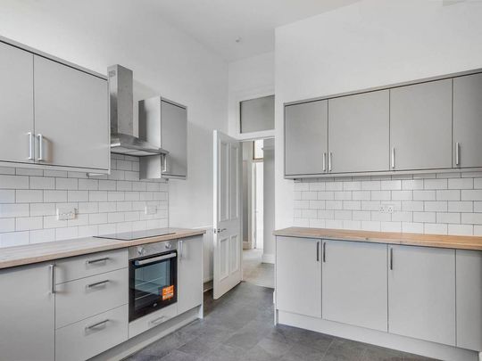 4 bedroom flat to rent - Photo 1