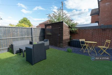 5 bedroom end of terrace house to rent - Photo 4