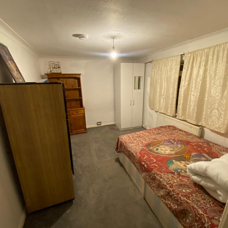 1 bedroom in a house share to rent - Photo 1