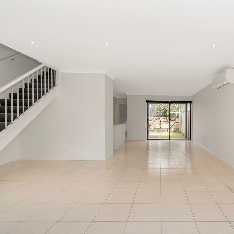 Modern 3 Bedroom Townhouse - Photo 1