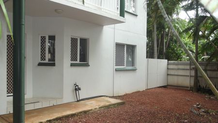 Great ground level unit with courtyard! - Photo 3