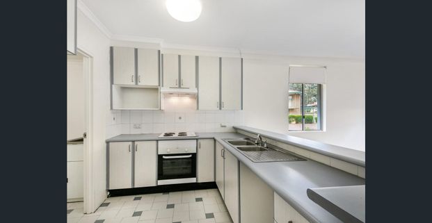 Spacious three bedroom townhouse - Photo 1