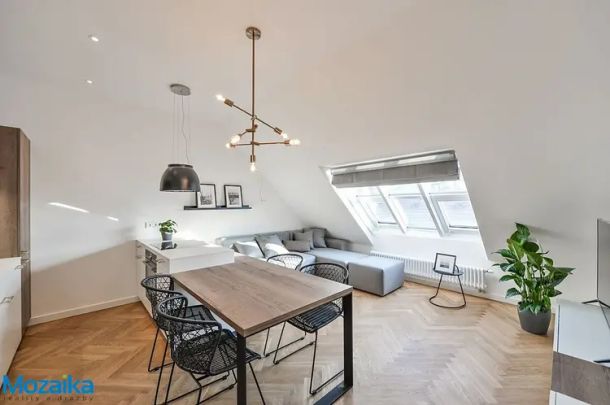 Stylové bydlení - pronájem bytu 2+kk u Riegrových sadů s výhledem na Pražský hrad - Photo 1