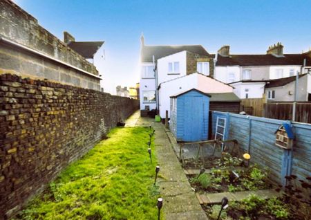3 bedroom end of terrace house to rent - Photo 2