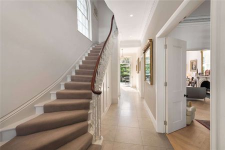 Brilliant house over six floors and has been the subject of extension and remodelling - Photo 2